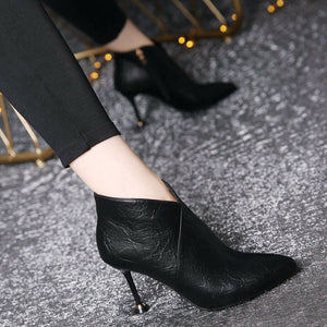 Pointed female thin boots